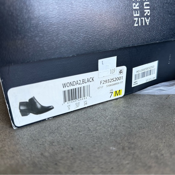 Naturalizee Black Wonda Chelsea Boots - Picture 4 of 6